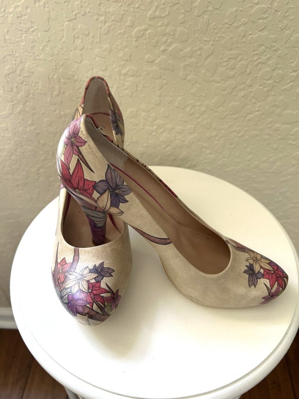 NWOT Dogo Vegan Leather Springtime Pumps
